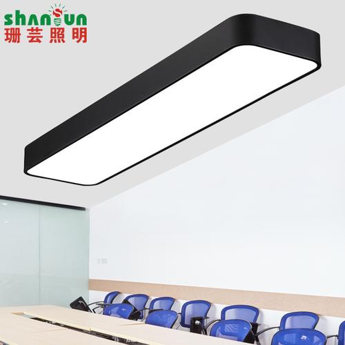 简约长方形LED吸顶灯 点亮阳台、过道与走廊的空间美学