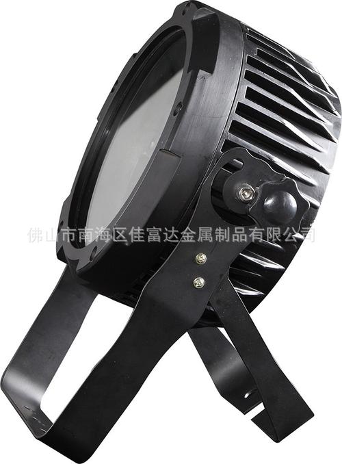 {“title”: “LED户外灯具防水扁帕灯54×3W全彩投光灯外壳设计与应用指南”, “content”: “\n一、引言\n\nLED户外灯具在城市景观照明、建筑亮化和舞台演艺等场景中应用日益广泛。其中，防水扁帕灯54×3W全彩投光灯凭借高功率密度、丰富色彩表现和扁薄结构，成为户外投光类灯具的热门选择。而作为整灯性能的基础载体，投光灯外壳的设计直接决定了灯具的防水等级、散热效率和使用寿命。本文围绕该款灯具的外壳结构、防水设计、散热方案及选型要点展开分析，为灯具设计与采购人员提供参考。\n\n二、产品